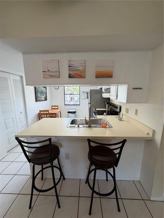 For Sale: $195,000 (2 beds, 2 baths, 879 Square Feet)