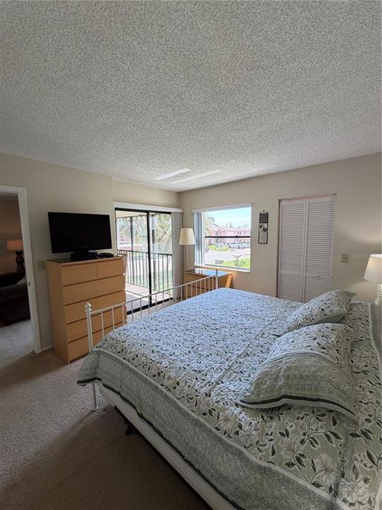 For Sale: $195,000 (2 beds, 2 baths, 879 Square Feet)