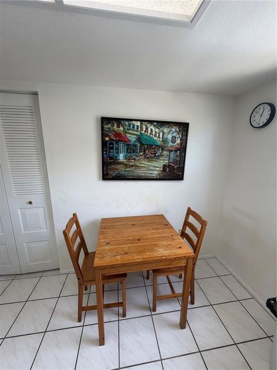 For Sale: $195,000 (2 beds, 2 baths, 879 Square Feet)