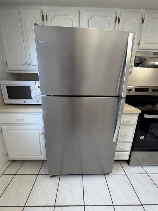 For Sale: $195,000 (2 beds, 2 baths, 879 Square Feet)