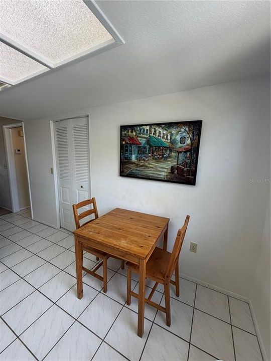 For Sale: $195,000 (2 beds, 2 baths, 879 Square Feet)