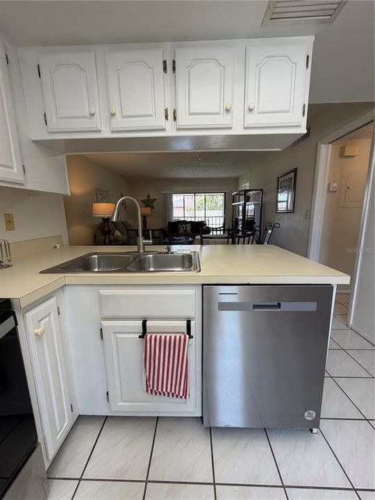 For Sale: $195,000 (2 beds, 2 baths, 879 Square Feet)