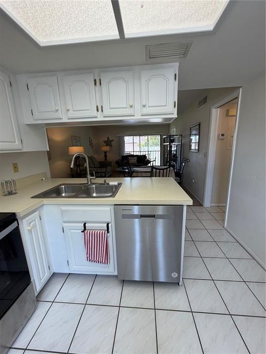 For Sale: $195,000 (2 beds, 2 baths, 879 Square Feet)