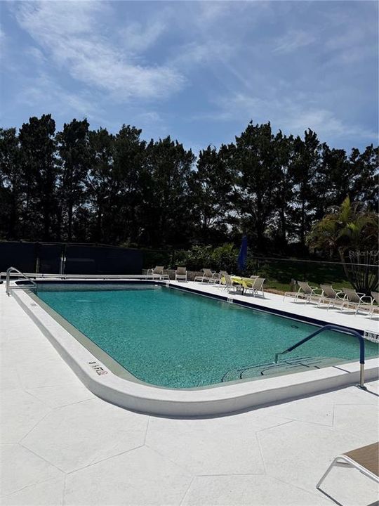 For Sale: $195,000 (2 beds, 2 baths, 879 Square Feet)