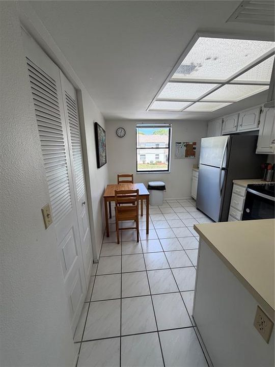 For Sale: $195,000 (2 beds, 2 baths, 879 Square Feet)