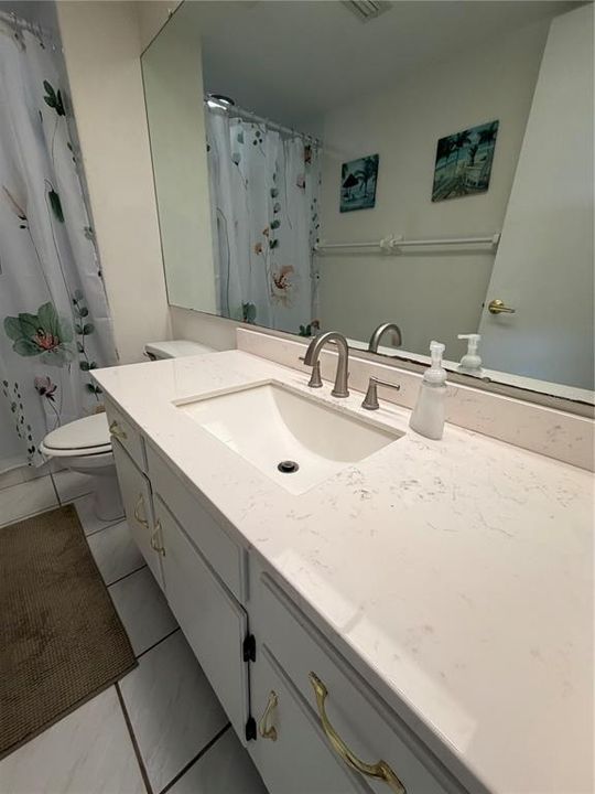 For Sale: $195,000 (2 beds, 2 baths, 879 Square Feet)