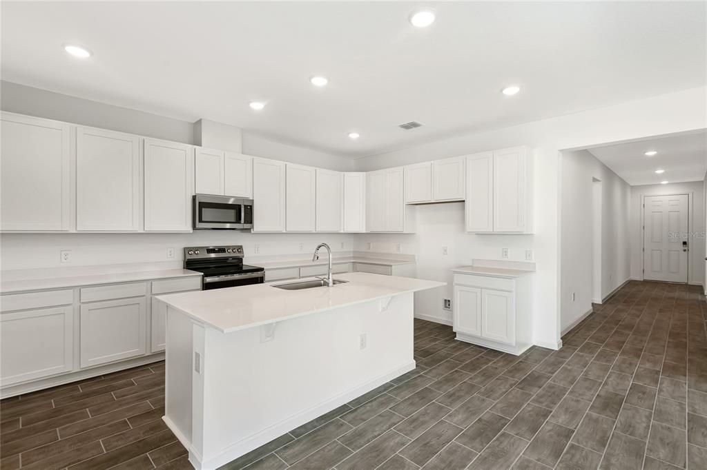 Activo con contrato: $329,999 (4 camas, 3 baños, 2077 Pies cuadrados)