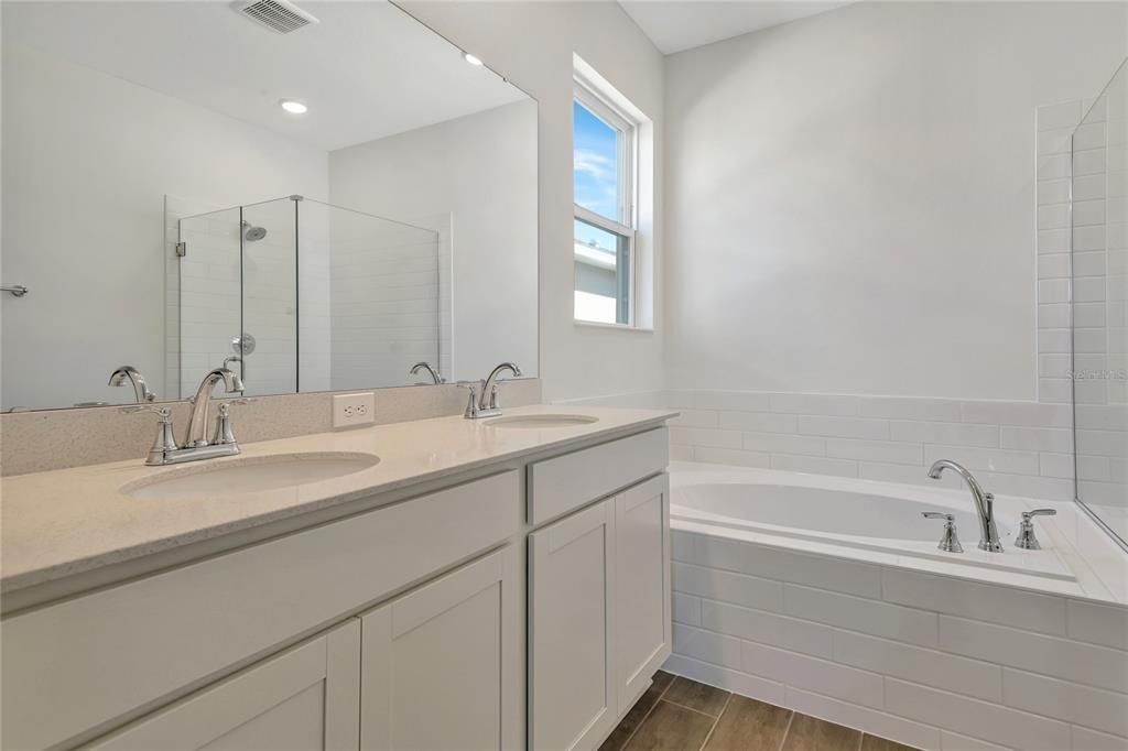 Activo con contrato: $329,999 (4 camas, 3 baños, 2077 Pies cuadrados)