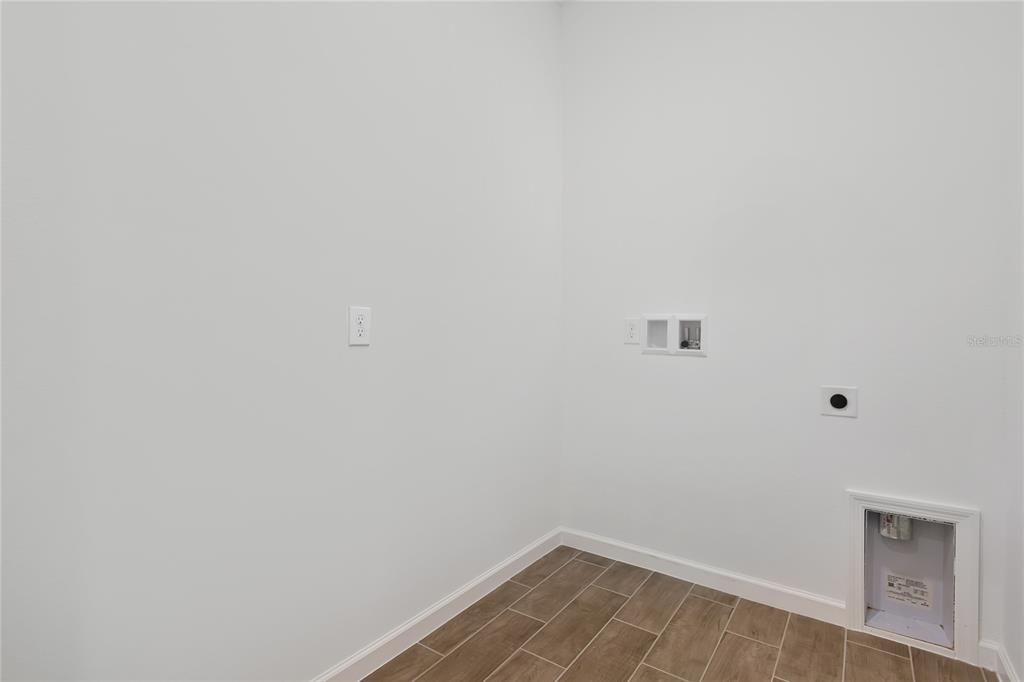 Activo con contrato: $329,999 (4 camas, 3 baños, 2077 Pies cuadrados)