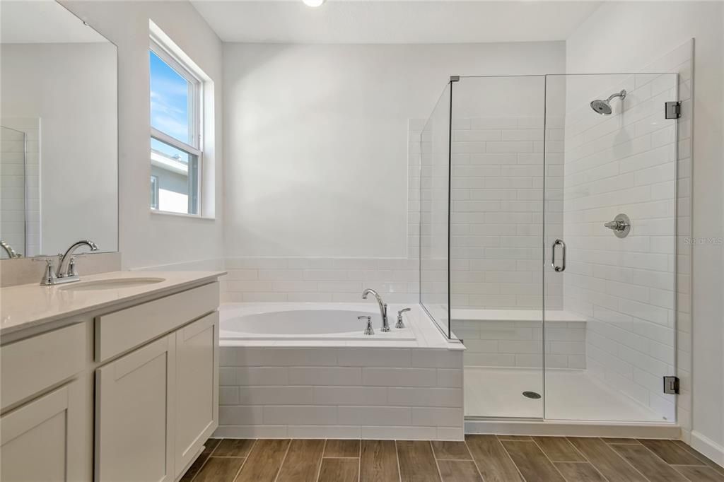 Activo con contrato: $329,999 (4 camas, 3 baños, 2077 Pies cuadrados)