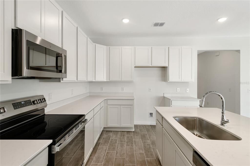 Activo con contrato: $329,999 (4 camas, 3 baños, 2077 Pies cuadrados)