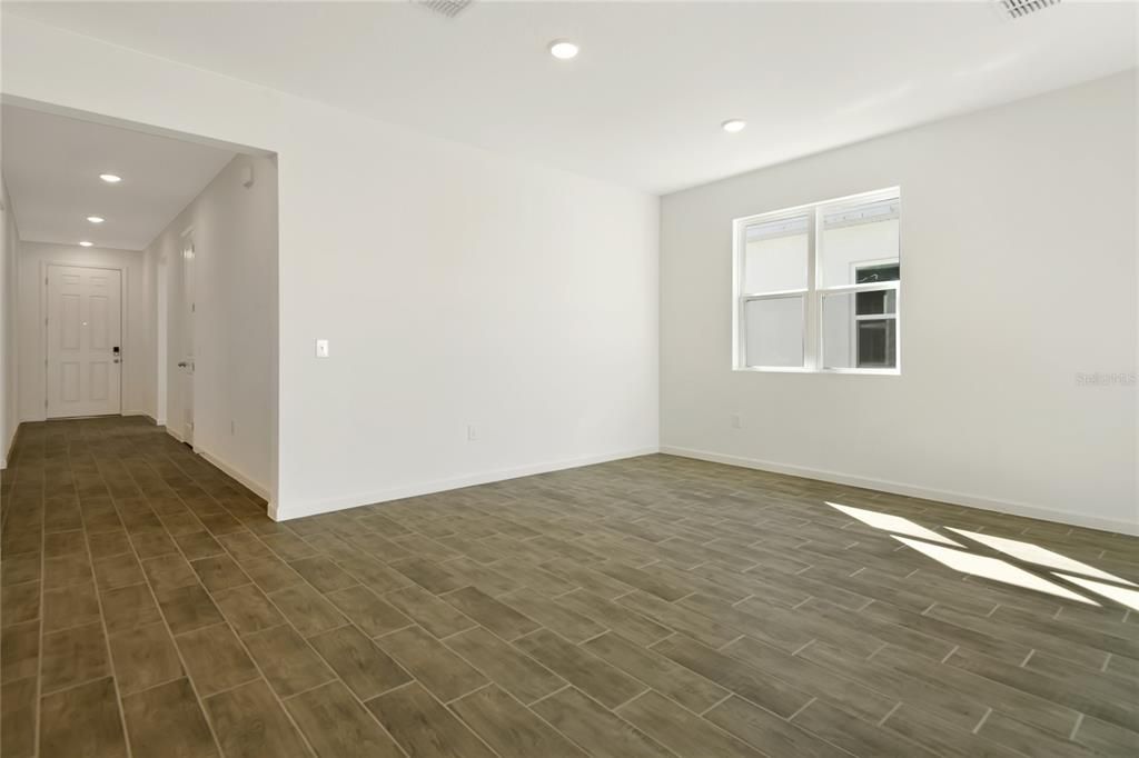 Activo con contrato: $329,999 (4 camas, 3 baños, 2077 Pies cuadrados)