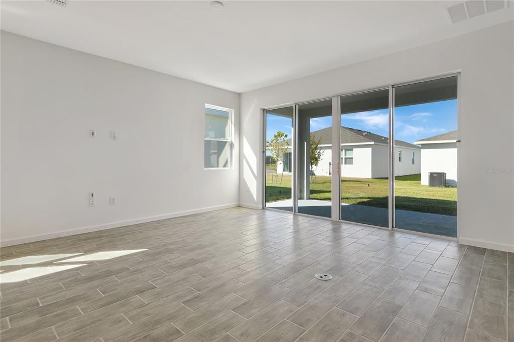 Activo con contrato: $329,999 (4 camas, 3 baños, 2077 Pies cuadrados)