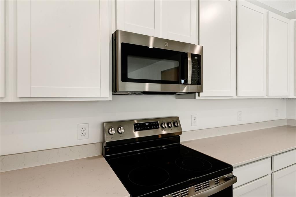 Activo con contrato: $329,999 (4 camas, 3 baños, 2077 Pies cuadrados)