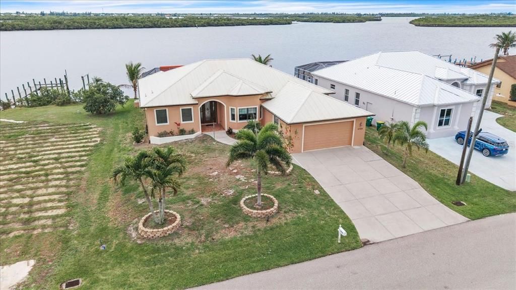 For Sale: $829,900 (4 beds, 2 baths, 2552 Square Feet)