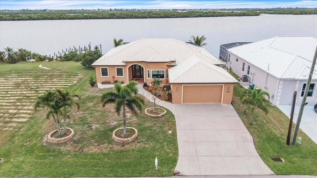 For Sale: $829,900 (4 beds, 2 baths, 2552 Square Feet)