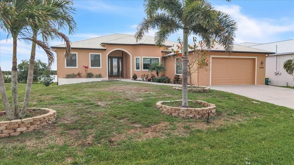 For Sale: $829,900 (4 beds, 2 baths, 2552 Square Feet)