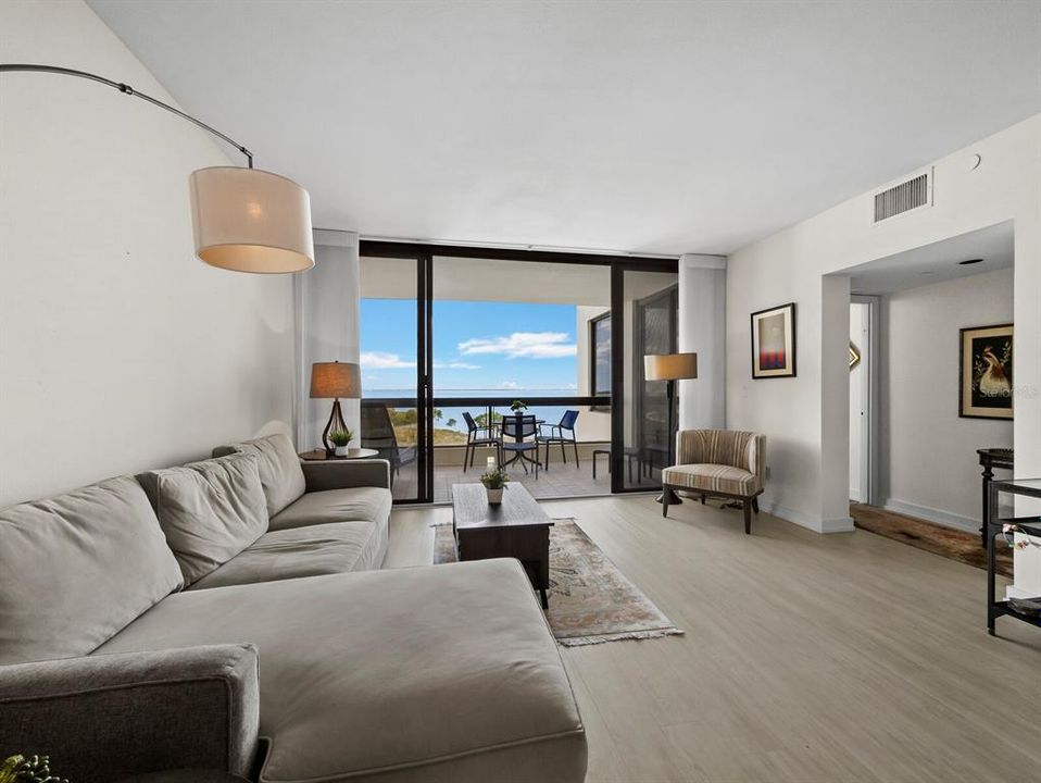 For Sale: $599,000 (2 beds, 2 baths, 1270 Square Feet)