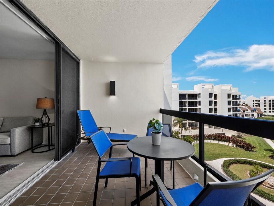 For Sale: $599,000 (2 beds, 2 baths, 1270 Square Feet)