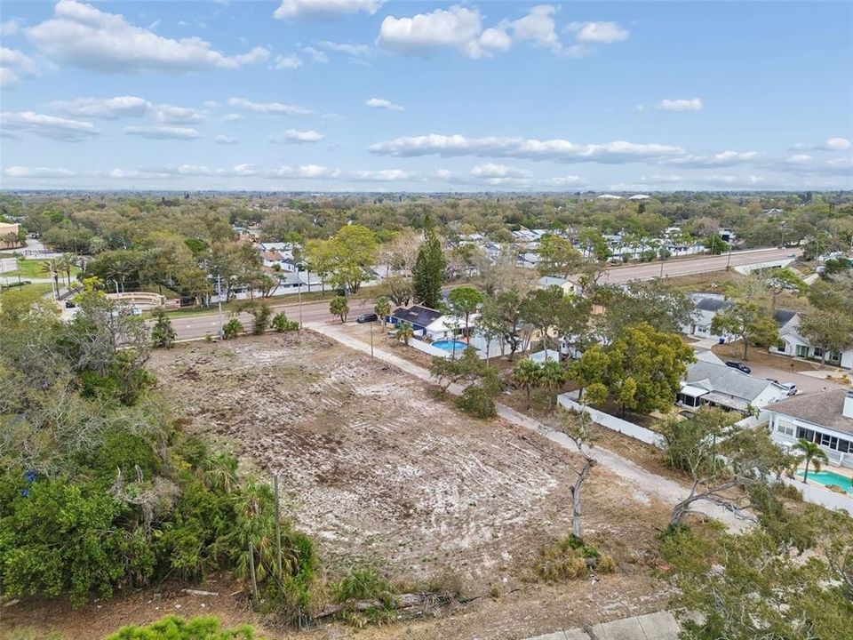 На продажу: $889,000 (0.24 acres)