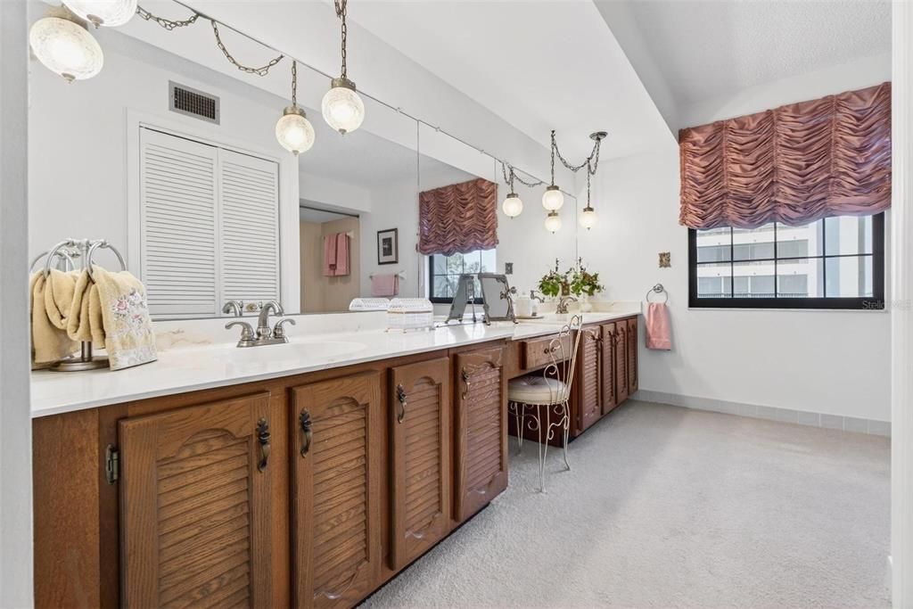 En Venta: $599,900 (4 camas, 4 baños, 3150 Pies cuadrados)