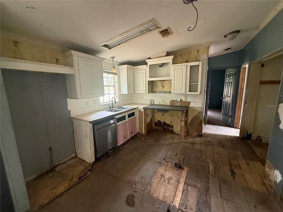 На продажу: $69,900 (2 спален, 2 ванн, 1216 Квадратных фут)