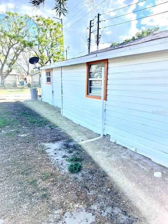 For Sale: $125,000 (2 beds, 2 baths, 1159 Square Feet)
