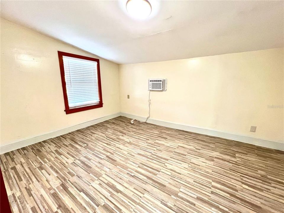 For Sale: $125,000 (2 beds, 2 baths, 1159 Square Feet)