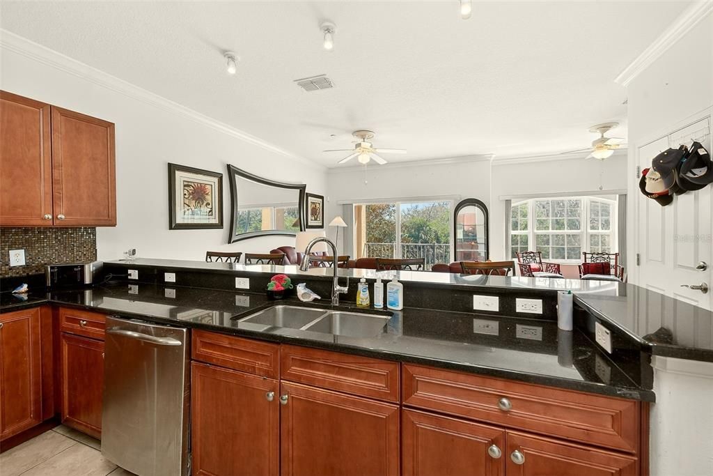 На продажу: $375,000 (3 спален, 3 ванн, 1972 Квадратных фут)