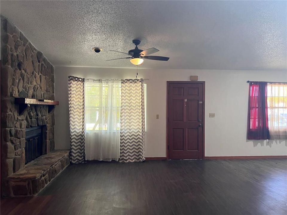 Active With Contract: $1,500 (2 beds, 2 baths, 1300 Square Feet)