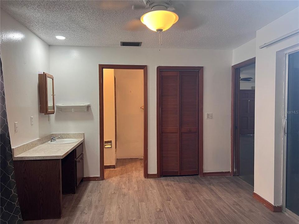 Active With Contract: $1,500 (2 beds, 2 baths, 1300 Square Feet)