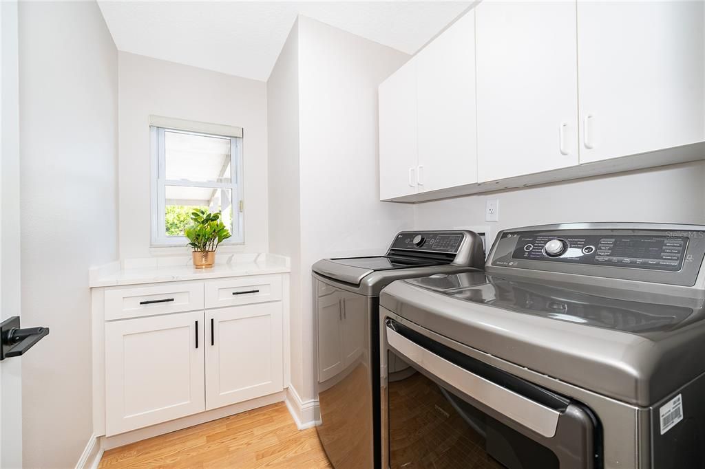 Под контрактом: $529,999 (4 спален, 2 ванн, 2055 Квадратных фут)