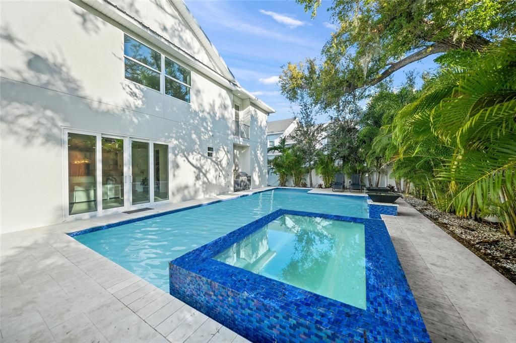 Activo con contrato: $1,890,000 (4 camas, 4 baños, 3554 Pies cuadrados)