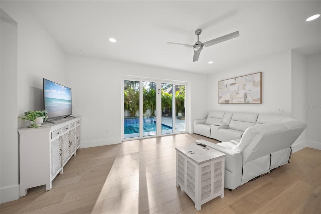 Activo con contrato: $1,890,000 (4 camas, 4 baños, 3554 Pies cuadrados)