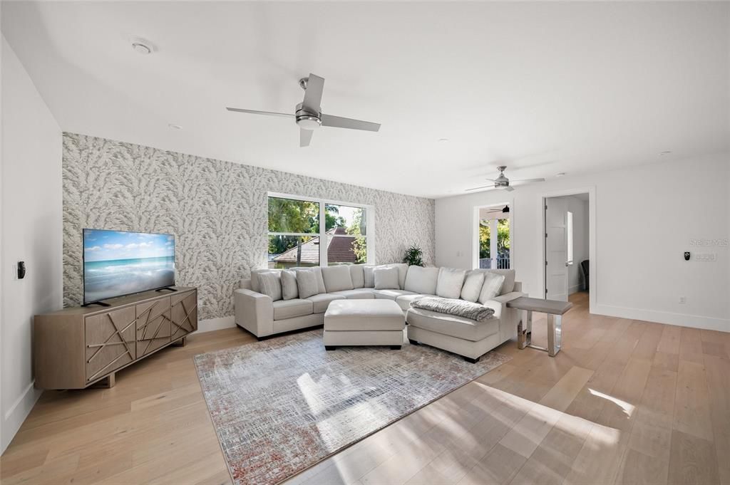 Activo con contrato: $1,890,000 (4 camas, 4 baños, 3554 Pies cuadrados)
