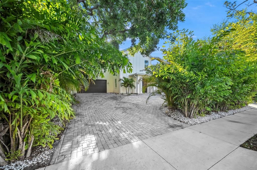 Activo con contrato: $1,890,000 (4 camas, 4 baños, 3554 Pies cuadrados)