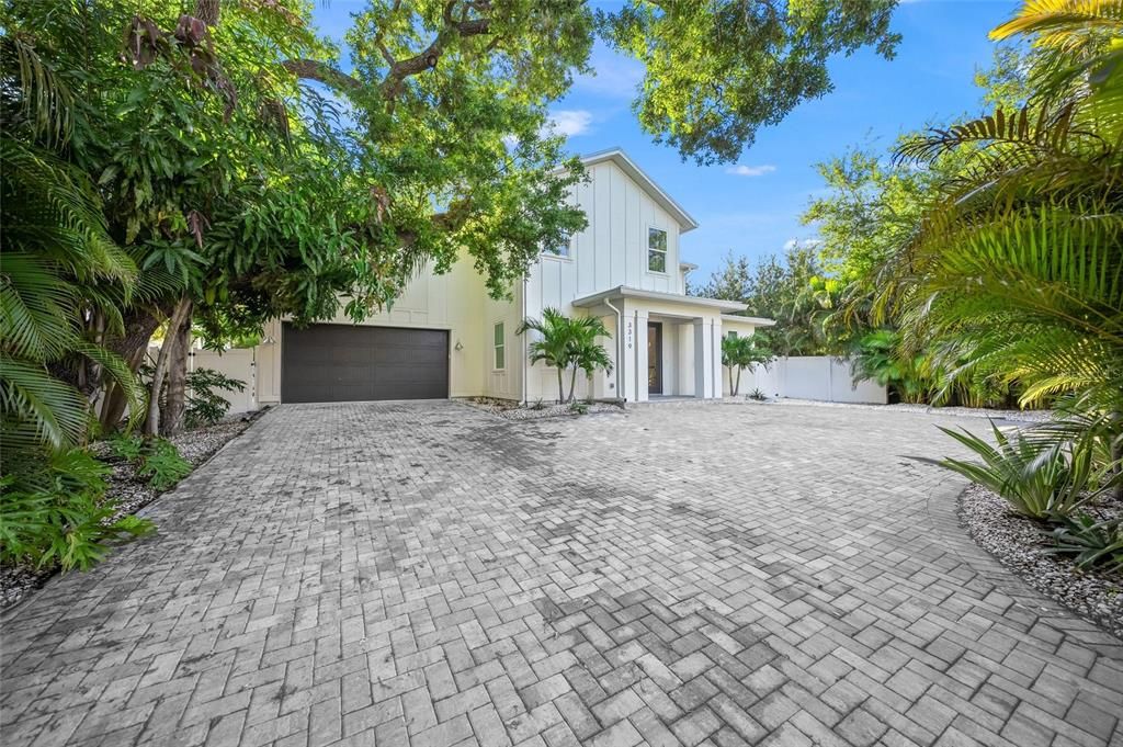 Activo con contrato: $1,890,000 (4 camas, 4 baños, 3554 Pies cuadrados)
