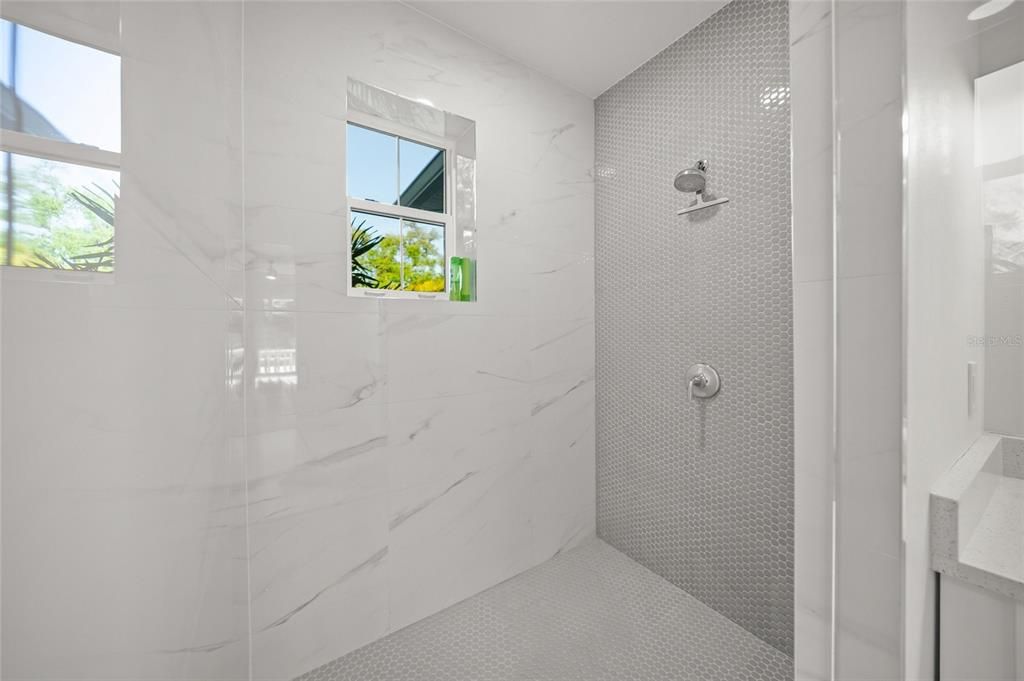 Activo con contrato: $1,890,000 (4 camas, 4 baños, 3554 Pies cuadrados)