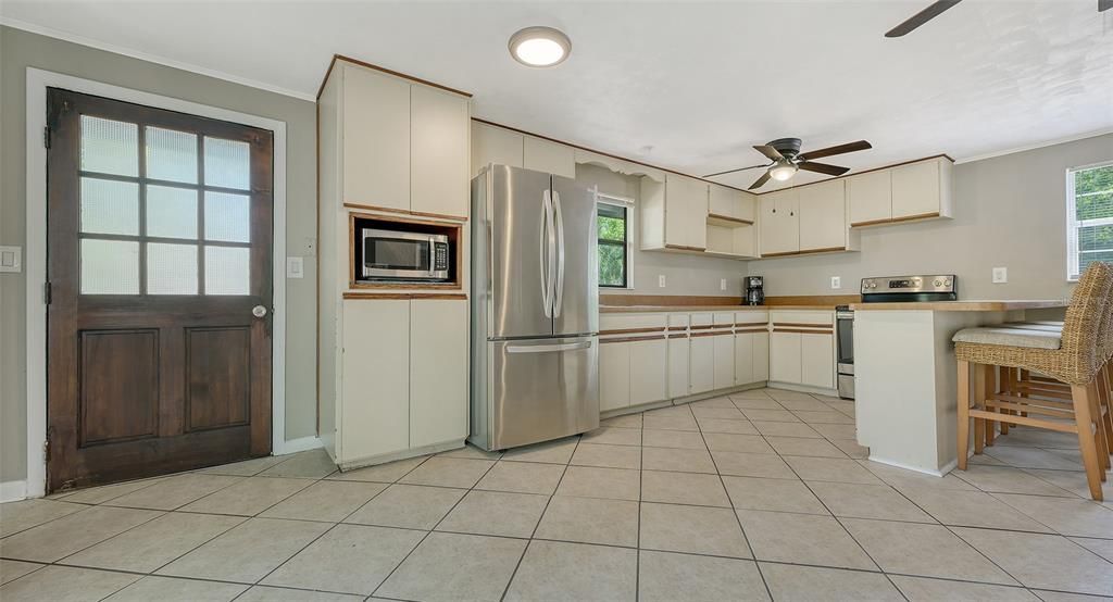 For Sale: $1,299,000 (4 beds, 3 baths, 2580 Square Feet)