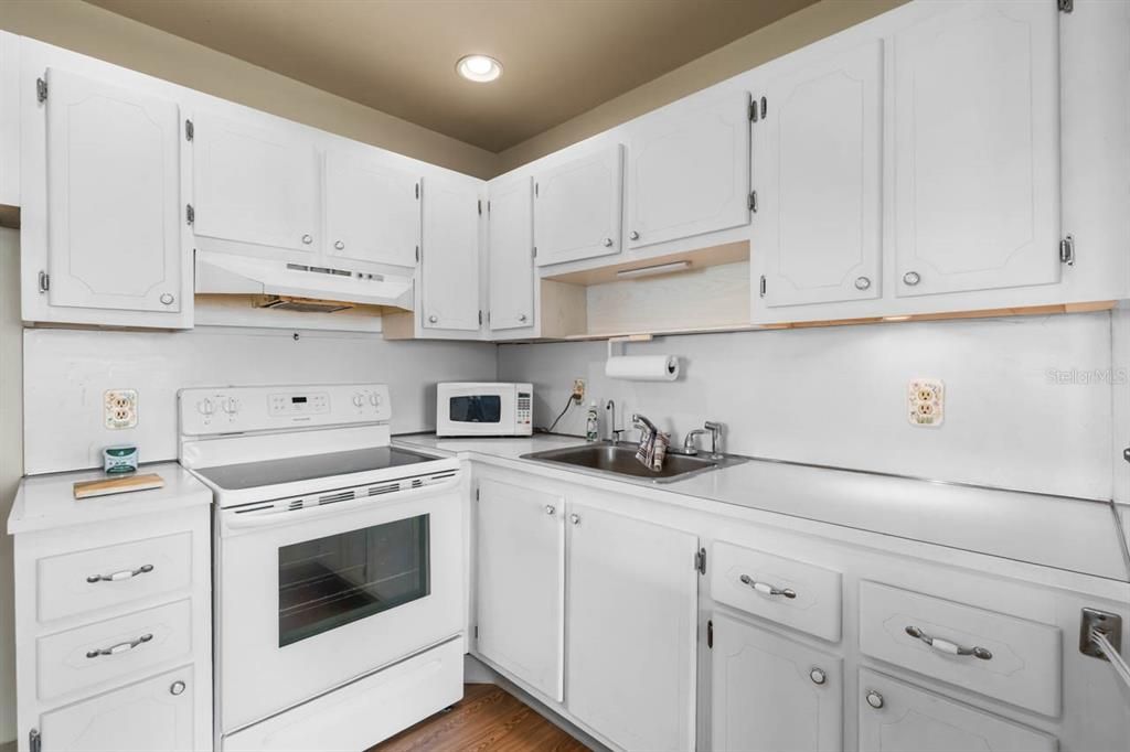 For Sale: $78,500 (1 beds, 1 baths, 800 Square Feet)