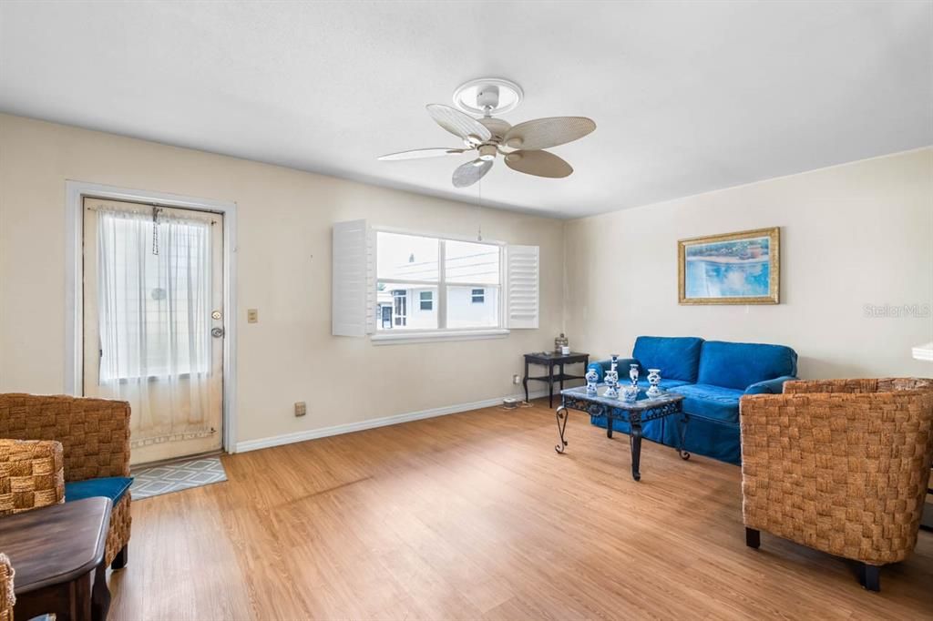For Sale: $78,500 (1 beds, 1 baths, 800 Square Feet)