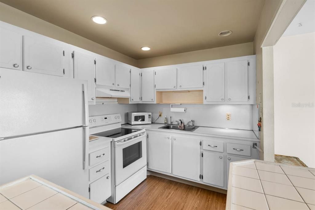 For Sale: $78,500 (1 beds, 1 baths, 800 Square Feet)