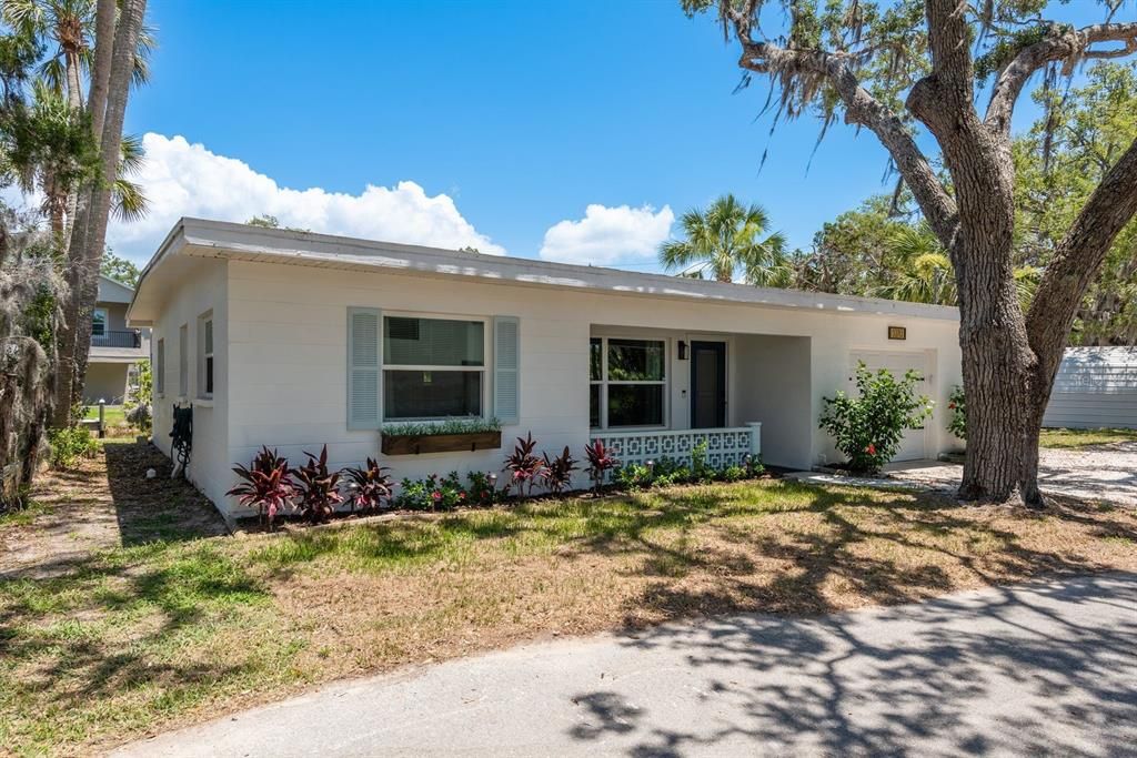 For Sale: $299,000 (2 beds, 1 baths, 1088 Square Feet)