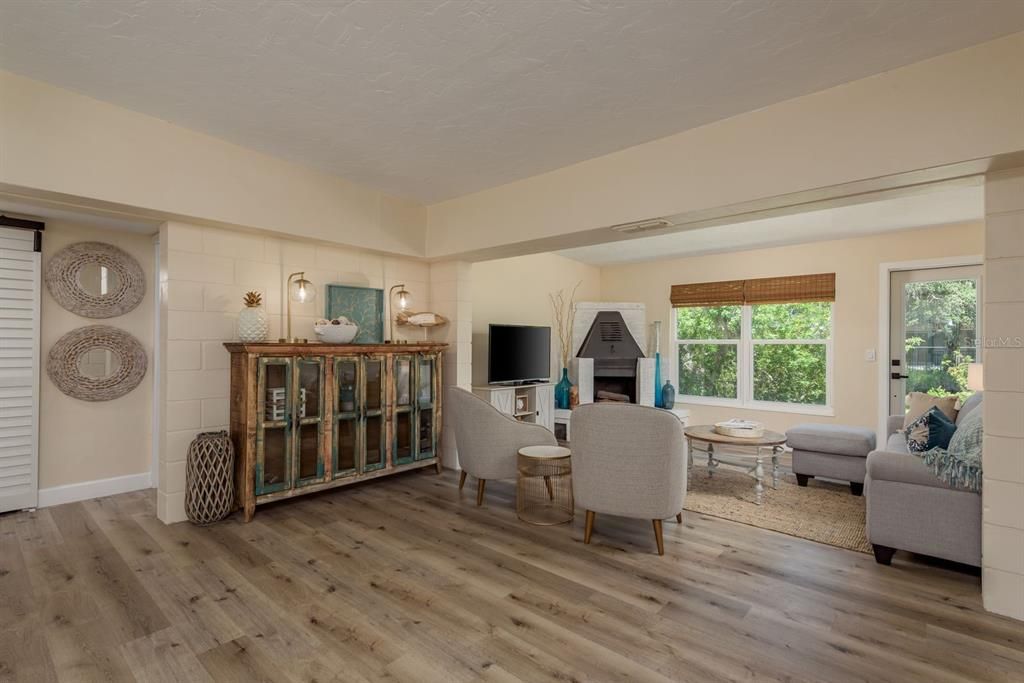 For Sale: $299,000 (2 beds, 1 baths, 1088 Square Feet)