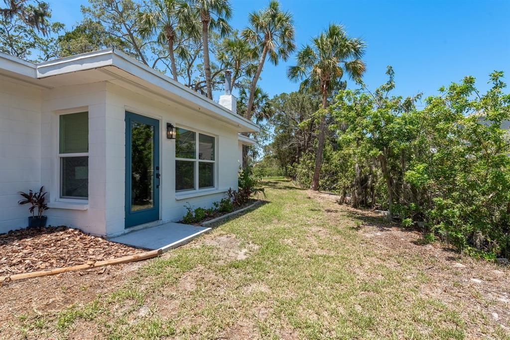 For Sale: $299,000 (2 beds, 1 baths, 1088 Square Feet)