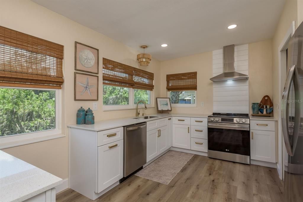 For Sale: $299,000 (2 beds, 1 baths, 1088 Square Feet)
