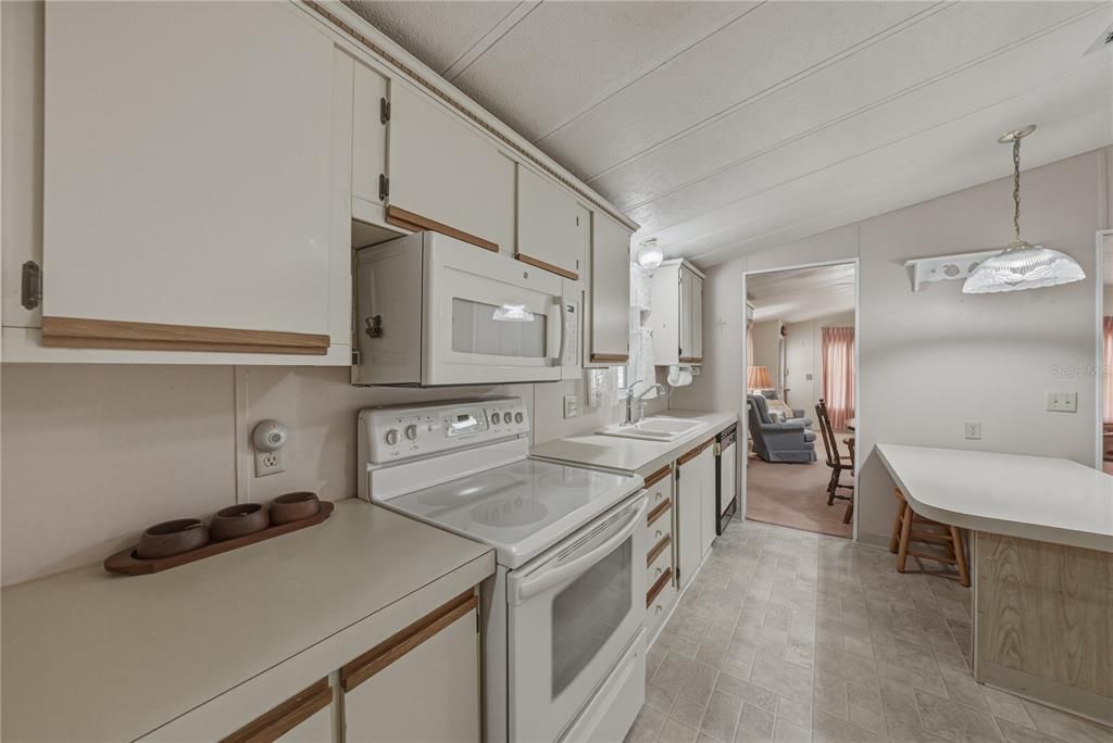 Под контрактом: $139,900 (2 спален, 2 ванн, 1144 Квадратных фут)