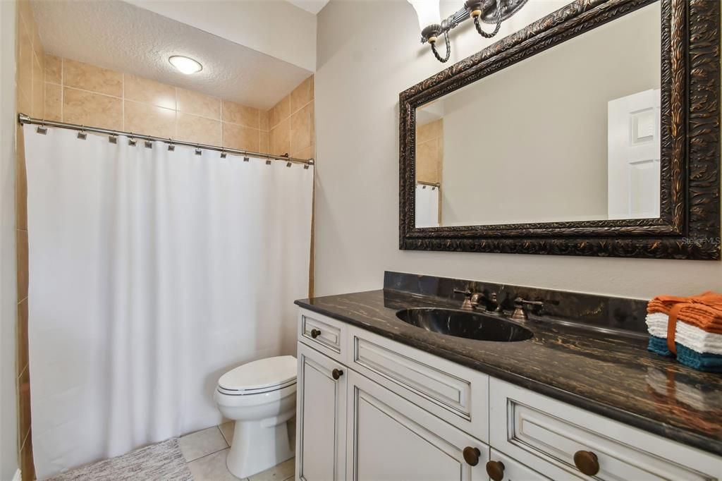 Activo con contrato: $1,225,000 (4 camas, 3 baños, 3719 Pies cuadrados)