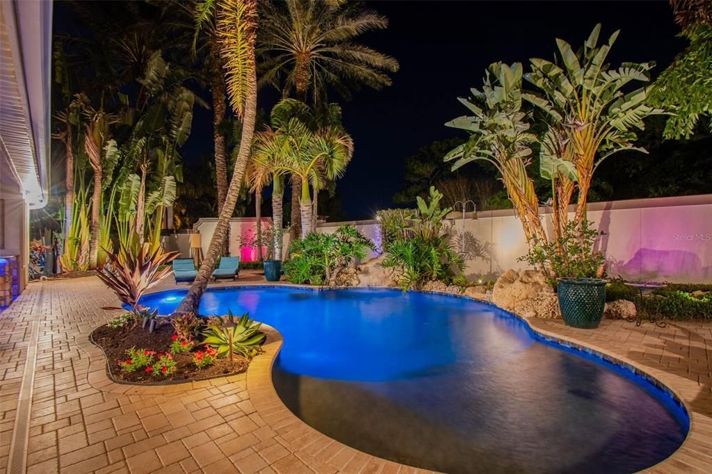 Activo con contrato: $1,225,000 (4 camas, 3 baños, 3719 Pies cuadrados)