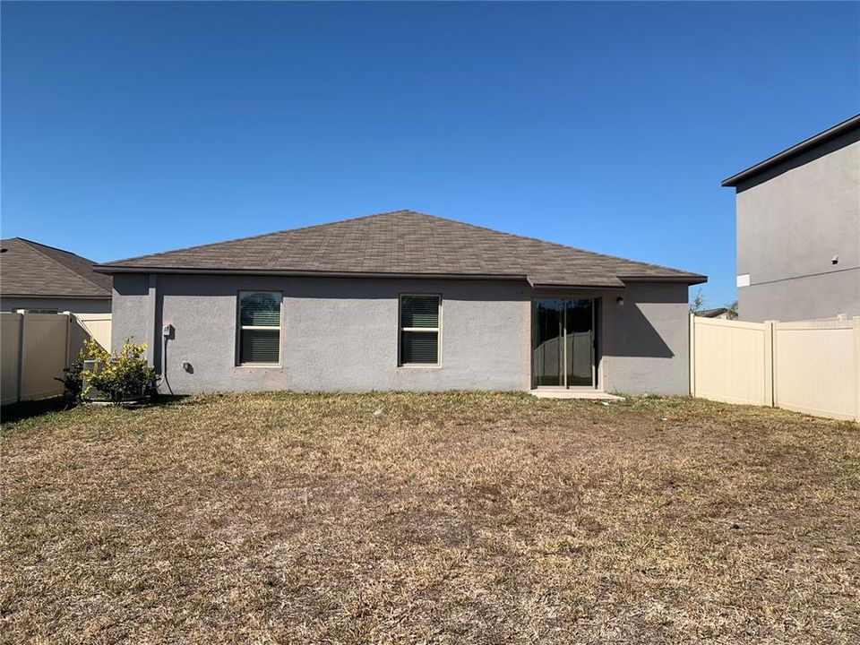 Activo con contrato: $229,000 (4 camas, 2 baños, 1841 Pies cuadrados)